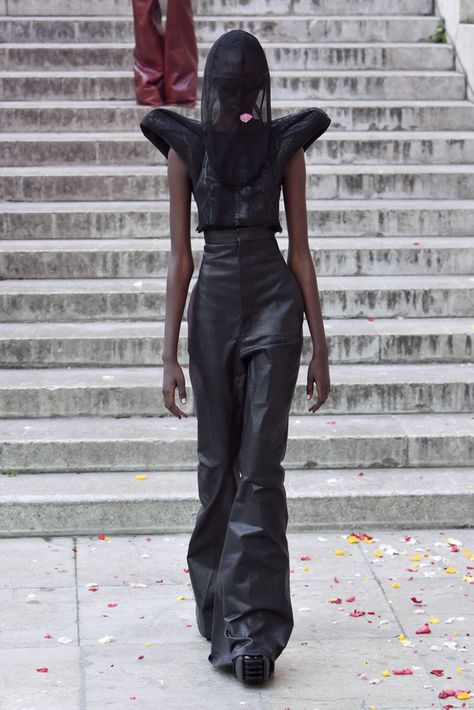 Rick Owens - Ready-to-Wear - Runway Collection - Women Spring / Summer 2024 Rick Owens Dress Outfit, Rick Owens 2002, Rick Owens Runway, Rick Owens Pants, Rick Owens Fashion, Rick Owens Dress, Photograph Video, Ss 2024, Spring Summer 2024