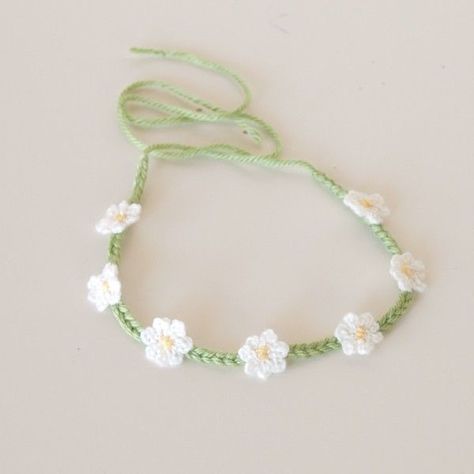 Crochet Baby Hair Accessories, Headband Crochet Ideas, Crocheted Hair Accessories, Crochet Daisy Pattern Free, Crochet Daisy Chain, Crochet Accessories Jewelry, Knit Daisy, Crochet Hair Tie, Crochet Photography Props