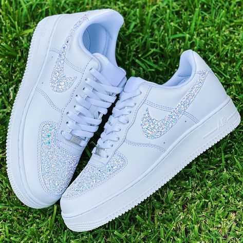 Af1 White, Pictures Of Women, Air Force Shoes, Custom Shoes Diy, Nike Shoes Air Force, Custom Nike Shoes, Cartoon Pictures, Nike Air Shoes, Nike Tennis Shoes