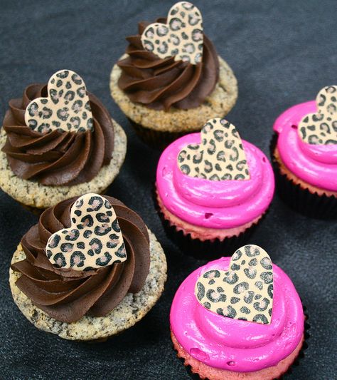 Leopard Print Cupcakes - Angelina picked these cupcakes for Nuthin party. I love them. I am going to do bright colors like the pink with different animal print candies on top! :) Cheetah Cupcakes, Leopard Print Cupcakes, Leopard Cupcakes, Leopard Birthday Parties, Cheetah Birthday Party, Leopard Cake, Cheetah Party, Cheetah Birthday, Leopard Birthday