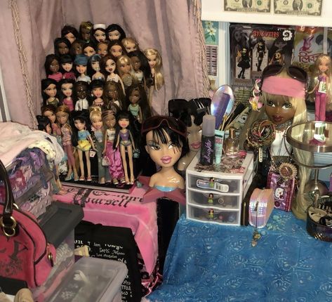 Old Barbie Dolls, Japanese Pop Art, Doll Room, Brat Doll, Nostalgic Pictures, Pink Aura, Pin Doll, Doll Display, Bratz Doll