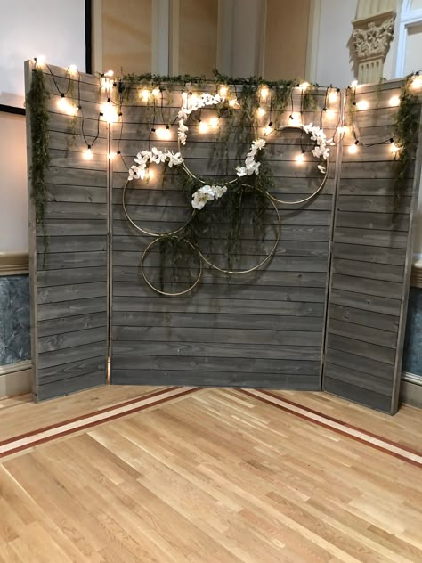 Fall Photo Booth Backdrop, Photobooth Backdrop Diy, Pallet Photo Backdrop, Wedding Photo Booth Backdrop, Rustic Backdrop, Patio Lights, Wedding Wall, Photo Backdrops, Church Events