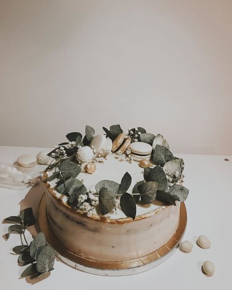 “Simple and elegant cake with gold details 🎂 . . . . . #chocolate #chocolatecake #vanilla #flavour #mascarpone #mascarponecake #eucalyptus…” Eucalyptus Birthday Cake, Cake With Eucalyptus, Simple And Elegant Cake, Mascarpone Cake, 40th Bday Ideas, Cake With Gold, Torte Decorate, Elegant Cake, Company Party