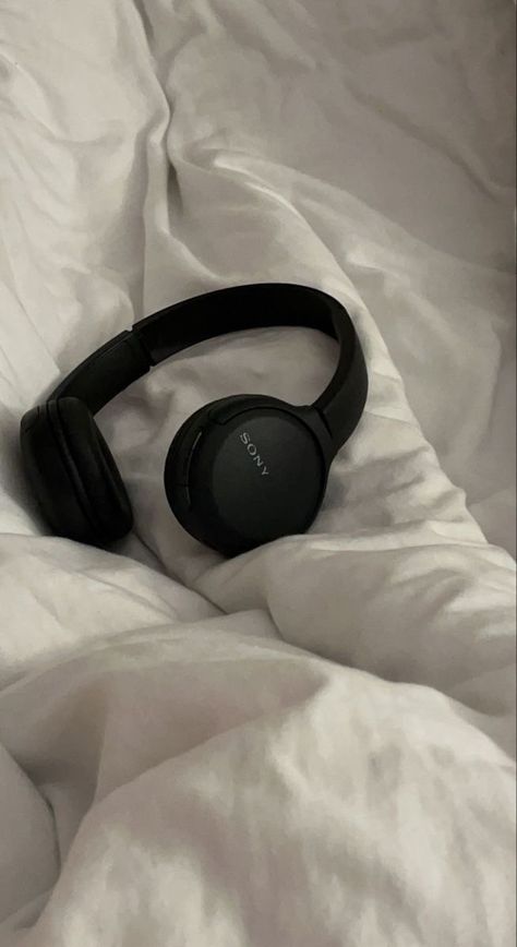 Black Headphone Aesthetic, Aesthetic Headphones Photo, Sont Headphones Aesthetic, Headphones Wireless Aesthetic, Guy With Headphones Aesthetic, Headphones Aesthetic Black, Headphone Pictures, Wearing Headphones Aesthetic, Headphones Aesthetic Girl