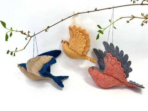 Feathered Friends Sewing Kit Set of 3 Felt Bird Ornaments - Etsy UK Felt Bird Mobile, Diy Felt Bird Ornaments, Diy Felt Birds, Bird Ornaments Diy, Taproot Magazine, Hacienda Bedroom, Felt Bird Ornaments, Christmas Ornament Diy, Felt Birds Ornaments