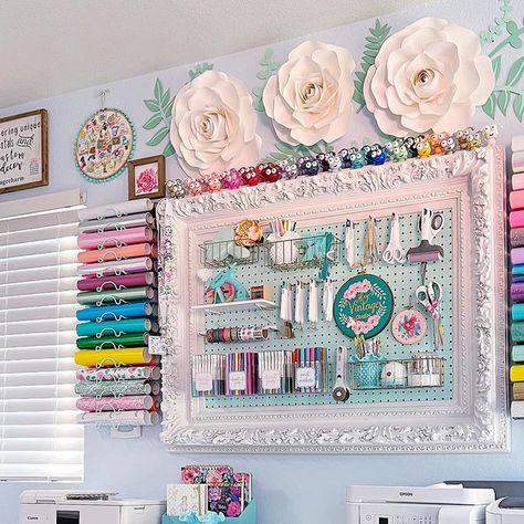 Arts And Craft Room, Art Nook, Craft Wall Organizer, Makeup Room Decor Ideas, She Shed Craft Room, Dream Art Room, She Shed Decorating Ideas, Office Craft Room Combo, Makeup Room Decor