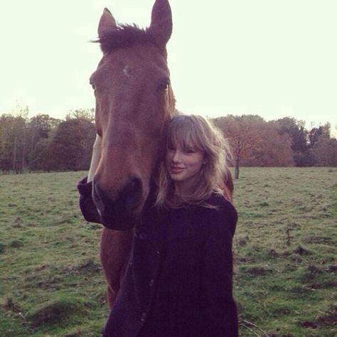 Taylor visited Youngsbury Estate in Hertfordshire, England today. 11/2/13 x Taylor Swift Fotos, Miss Americana, Estilo Taylor Swift, Come Undone, Rory Gilmore, Long Live Taylor Swift, Swift 3, Live Taylor, Taylor Swift Pictures