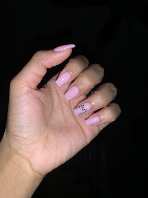 Nails With My Boyfriend Name, Nails With An M Initial, M Initial Nails Boyfriend, Name Initial Nails, Nail Initial Boyfriend, Name Nails Boyfriend, M Initial On Nail, Nails With M Initials Acrylic, M Initial Nails