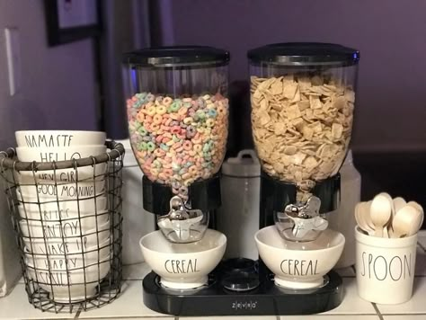 Snack Bar Kitchen, Cereal Bar Kitchen, Cereal Station At Home, Brown Kitchen Decor Ideas, Cereal Storage Ideas, Home Coffee Stations, First Apartment Decorating, Casa Country, Kitchen Organization Pantry