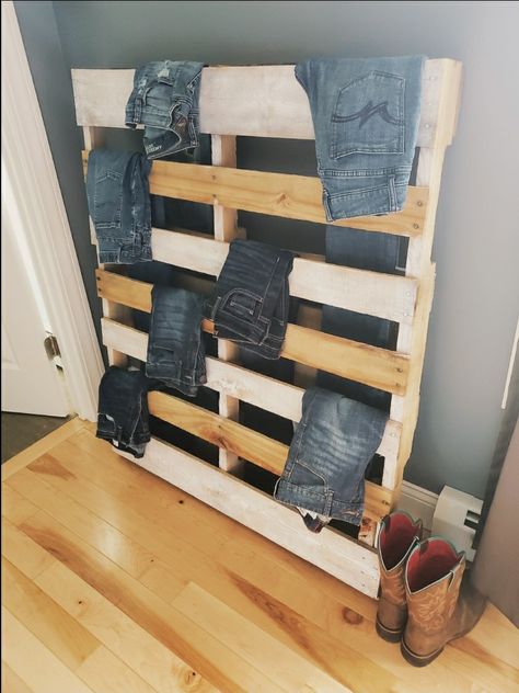 Diy Western Shoe Rack, Jean Rack Western, Country Bed Ideas, Western Shoe Rack, Western Organization, Jean Rack, Shed Room Ideas, Country Room Ideas, Jean Wall