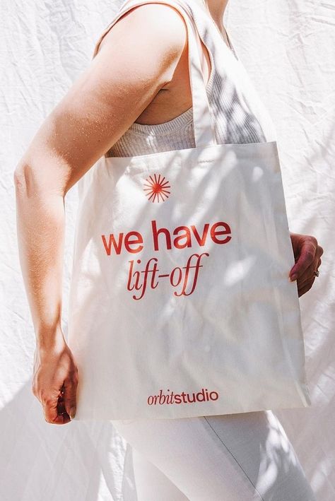 Business Merchandise Ideas, Print Shop Branding, Custom Retail Bags, Friendly Branding, Delivery Illustration, Bag Branding, Designer Shopping Bags, Bags Branding, Geoje