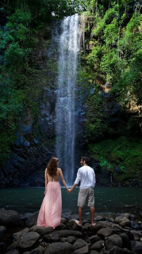 Nature Wedding Pictures, Waterfall Poses, Book Photography Ideas, Waterfall Engagement, Pre Wedding Photoshoot Props, Waterfall Wedding, Waterfall Photo, Pre Wedding Videos, Wedding Photoshoot Props