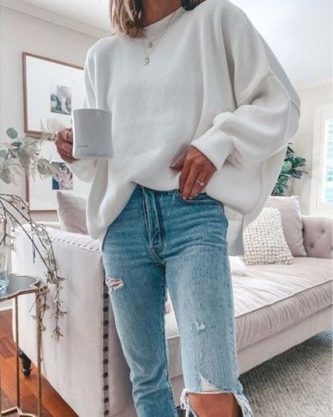 12 Sweaters You Need In Your Wardrobe Minimal Stil, White Oversized Sweater, Work Sweaters, Chique Outfit, Cozy Fall Outfits, Pullover Outfit, Neue Outfits, Cozy Outfit, White Sweater