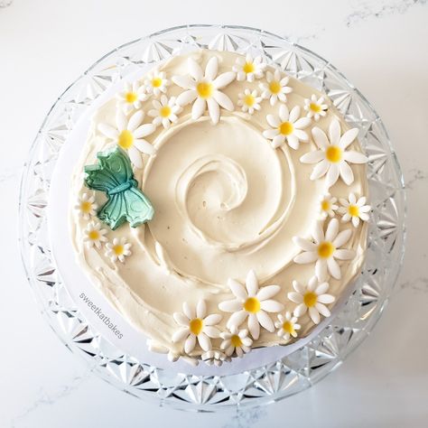 Fondant daisies and butterfly Fondant Daisies, Daisy And Butterfly, Daisy Cake, Daisy Cakes, Dessert Presentation, Simple Birthday Decorations, Butterfly Cake, Butterfly Cakes, Simple Birthday