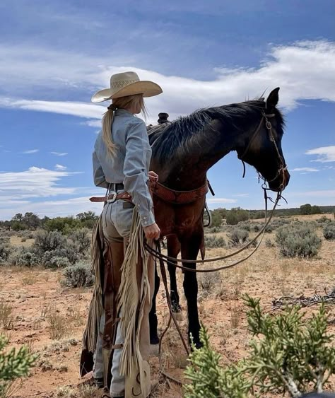 Riding Outfit Western, Wrangler Outfits, Horse Riding Outfit Western, Western Riding Clothes, Cowgirl Photography, Real Cowgirl, Good Couple, Woman Riding Horse, Outfit Western