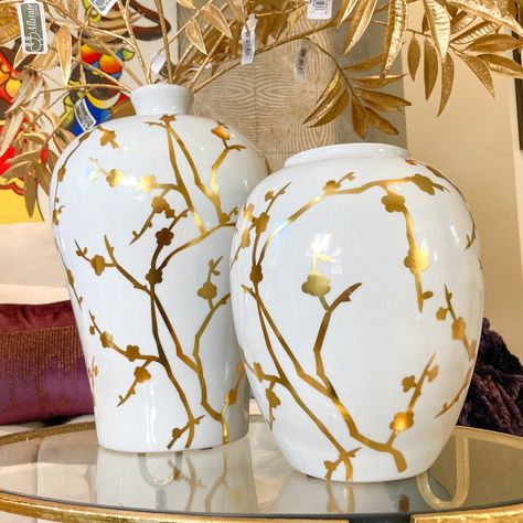 Gold Vase Centerpieces, White Flower Vase, Bottle Cap Projects, Vase Centerpiece, Gold Vase, Gold Vases, White Ceramic Vases, Gold Ceramic, Diy Home Furniture