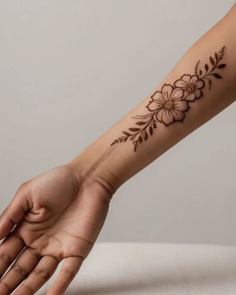 Floral Mehndi, Cute Henna Designs, Short Mehndi Design, Floral Henna, Simple Mehendi Designs, Henna Inspired Tattoos, Floral Henna Designs, Henna Tattoo Designs Hand, Modern Henna Designs