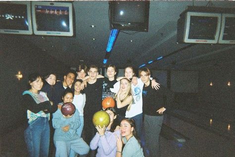 Bowling Friends, I Need Friends, Need Friends, Best Friend Photos, Cute Friend Pictures, Bff Goals, Best Friend Goals, Friend Photoshoot, Best Friend Pictures