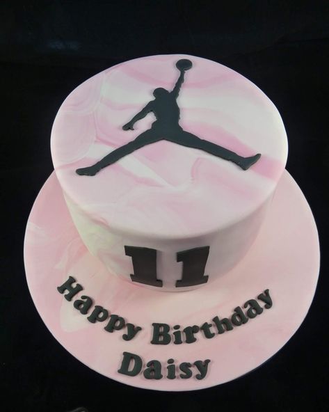 Jordan Theme Cake, Jordan Cake Ideas, Nike Birthday Cake, Basketball Torte, Handball Cake, Jordan Birthday Cake, Air Jordan Cake, Michael Jordan Cake, Cake Basketball