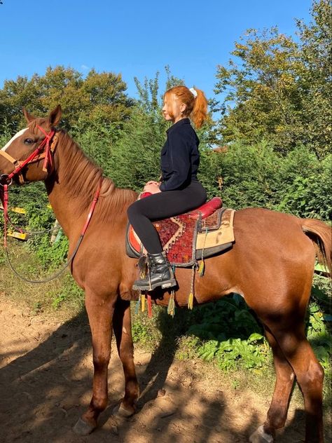 Red Hair Woman Aesthetic, Farm Girl Aesthetic, Cade Eaton, Willa Grant, Farm Outfit, Country Girl Aesthetic, Aesthetic Country, Animals Aesthetic, Elsie Silver