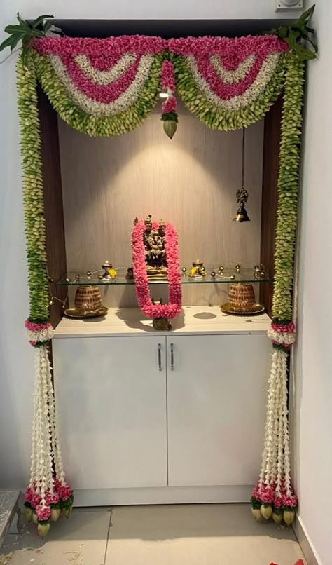 Nilavu Malai Design, Home Entrance Flower Decoration, South Indian House Warming Decorations, Door Thoranam Designs, Pooja Room Flower Decoration, Entrance Door Flower Decoration Indian, Pooja Room Decoration Ideas With Flowers, House Warming Decorations Indian Simple, Gruhapravesham Decoration Ideas