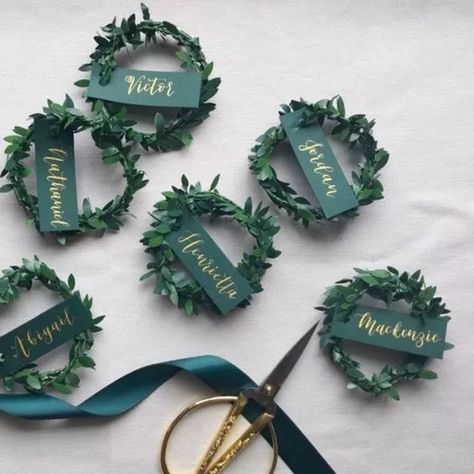 Winter Place Cards Wedding, Ornament Place Cards Wedding, Christmas Ornament Place Cards, Christmas Tree Place Cards, Place Card Ideas Christmas, Diy Wedding Place Cards, Creative Place Cards Wedding, Place Card Ideas, Christmas Wedding Inspiration