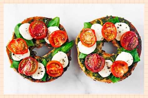 Caprese Bagel, Raisin Bagels, Meatless Entrees, Organic Eating, Meal Plan Ideas, Tomato Caprese, Cinnamon Raisin Bagel, Refreshing Breakfast, Bagel Recipe