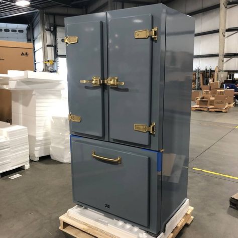 Big Chill on Instagram: “OMG! Classic Fridge in premium quartz (RAL 7039 )🖤 with brushed brass trim ready to be shipped #ontheline ⁣⁣⁣⁣ ⁣⁣⁣⁣ Who loves our classic…” Big Chill Appliances, Industrial Chic Kitchen, Industrial Chic Design, Retro Appliances, Brass Trim, Big Chill, Classic Kitchens, Industrial Chic, Brushed Brass