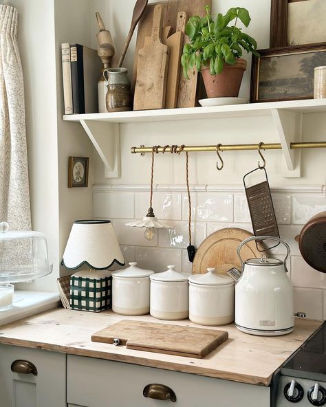 Kitchen Shelf Decor, Cottage Kitchen, Kitchen Shelves, Kitchen Style, Kitchen Space, Home Decor Kitchen, Shelf Decor, Dream Kitchen, Kitchen Inspirations