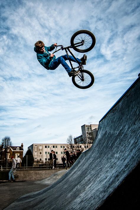 Bmx Skate Photography, Bmx Street, Cycling Posters, Bmx Racing, Bmx Freestyle, Bmx Bikes, Sport Gym, Extreme Sports, Pose Reference Photo