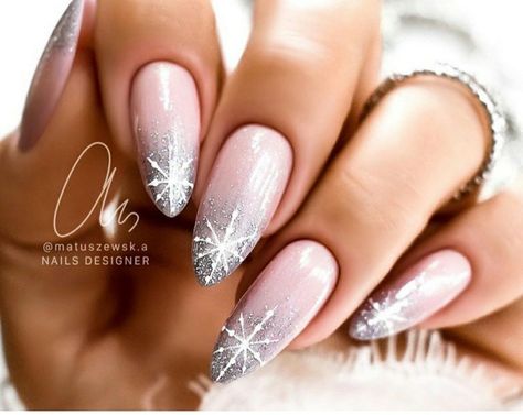 Snowflake Nail Design, December Nails, Makijaż Smokey Eye, Snowflake Nails, White Nail Designs, Winter Nail Designs, Xmas Nails, Christmas Nail Designs, Chic Nails