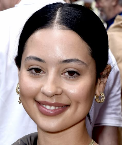 Alexa Demie • Dewy no-makeup look Alexa Demie Without Makeup, Alexa Demie Natural Makeup, Alexa Demie Eyebrows, Celebrities With No Makeup, Alexa Demie Bare Face, No Makeup Makeup Aesthetic, Alexa Demie Red Lips, No Makeup Celebrities, Alexa Demie No Makeup