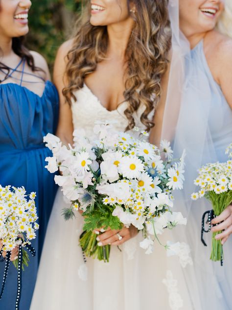 Wedding Bouquet With Daisies, White Daisy Bridal Bouquet, White Daisy Wedding Bouquet, Chamomile Wedding, Wedding Daisies, Daisy Wedding Bouquet, Thistle Bouquet Wedding, White Daisy Bouquet, Daisy Bridal Bouquet