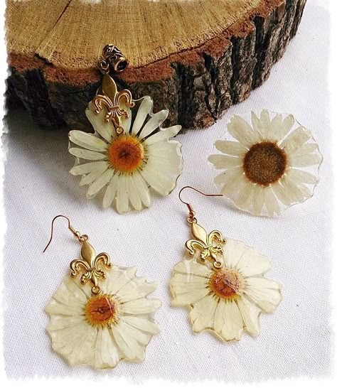 Epoxy Jewelry Diy Ideas, Uv Resin Jewelry Diy, Epoxy Resin Jewelry Ideas, Resin Jewellery Ideas, Resin Flower Jewelry, قلادات متدلية, Epoxy Jewelry, Epoxy Resin Jewelry, Flower Resin Jewelry