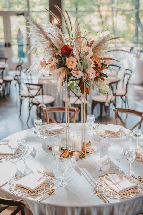 Centerpiece With Pampas And Flowers, Boho Chic Table Centerpieces, Fall Wedding Centerpieces Gold, Outdoor Wedding Furniture Ideas, Boho Chic Floral Arrangements, Table Centerpieces Fall Wedding, Boho Glam Wedding Reception, Fall Wedding Tall Centerpieces, Boho Chic Centerpieces Wedding