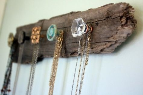 Screw Cheap Furniture Knobs Into Wood for a Necklace Holder | 31 Insanely Easy And Clever DIY Projects Diy Necklace Holder, Diy Driftwood, Driftwood Decor, Jewelry Organizer Diy, Necklace Holder, Wooden Necklace, Design Del Prodotto, Clever Diy, Rustic Diy