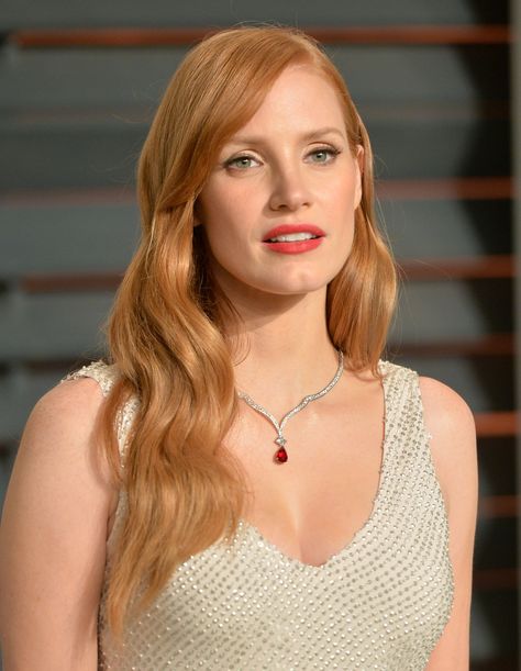 Jessica Chastain always picks the BEST lippie colors! Short Red Hair, Strawberry Blonde Hair Color, Blonde Tones, Beautiful Red Hair, Strawberry Blonde Hair, Jessica Chastain, Hair Colorist, Strawberry Blonde, Hair Humor