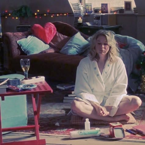 Bridget Jones Aesthetic, English Woman Aesthetic, Messy Apartment, Bridget Jones's Diary, Suddenly I See, Jones Aesthetic, Messy Hairstyle, Ms Jones, Jones Core