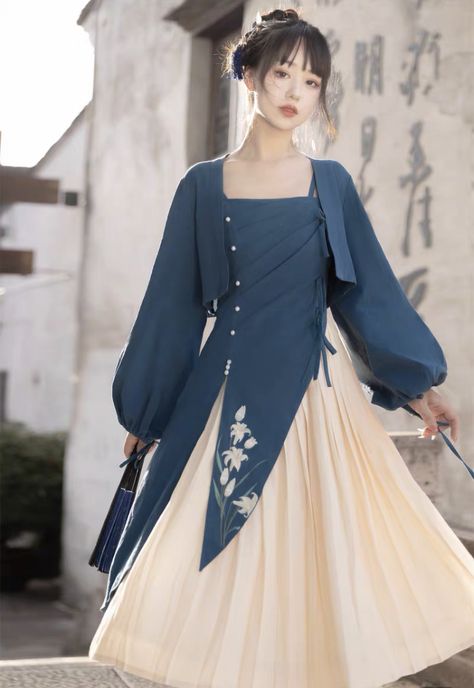 Hanfu Fashion, Vintage Floral Embroidery, Interesting Fashion, Korea Dress, Hanfu Dress, 20th Century Fashion, Concept Clothing, Japanese Dress, Vintage Floral Dress