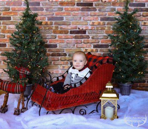 Winter mini session indoor with Santa’s sleigh Santa Sleigh Photoshoot, Christmas Sleigh Photoshoot, Sleigh Photoshoot, Winter Mini Session, Christmas Tree Photoshoot, Kitchen Photoshoot, Christmas Pictures Kids, Christmas Photo Props, Mini Ideas