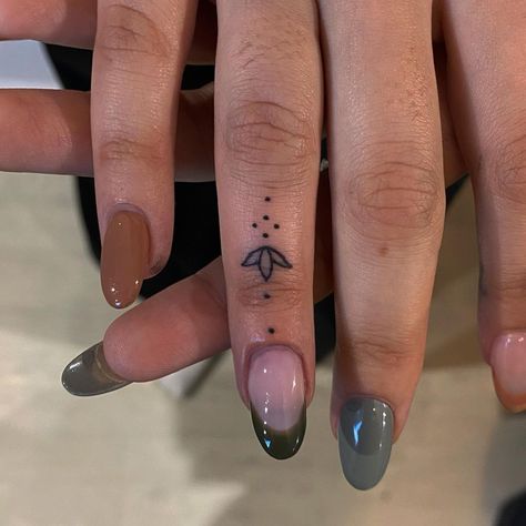 Toe Tattoos, Stick And Poke Tattoo, Poke Tattoo, Lotus Tattoo, Stick And Poke, Hand Tattoo, Fine Line Tattoos, Line Tattoos, Finger Tattoos