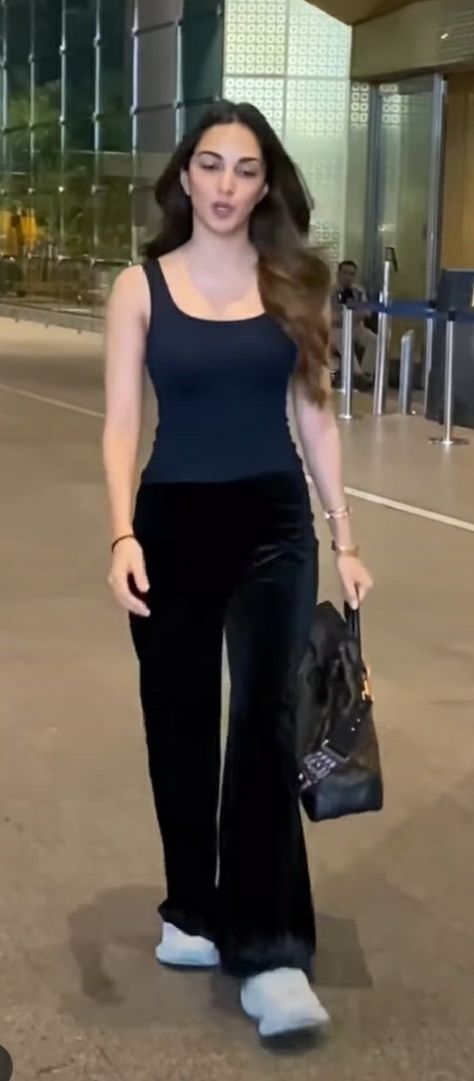 Kiara Airport Look, Kiara Advani Casual Outfits, Indian Airport Look, Kiara Advani Airport Looks, Bollywood Celebrity Casual Outfits, Kiara Advani Casual, Kiara Advani Outfits Casual, Kiara Advani Outfits, Long Kurti With Jeans