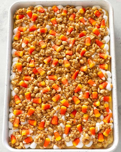 These Scarecrow Treats are a recipe you can make every Halloween. Packed with candy corn and nuts for a sweet and salty treat. #scarecrow #treats #halloween #dessert Scarecrow Treats Candy Corn, Scarecrow Appetizer, Fall Treats With Candy Corn, Scarecrow Crunch Recipe, Scarecrow Treats, Scarecrow Crunch, Scarecrow Food Ideas, Candy Corn And Peanuts Recipe, Candy Corn Dessert Recipes