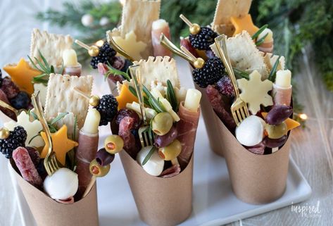 How to Make and Assemble Christmas Charcuterie Cups - The Ultimate Holiday Appetizer Recipe Christmas Jarcuterie, Christmas Charcuterie Cups Ideas, Christmas Charcuterie Cups, Party Fingerfood Ideas, Christmas Party Fingerfood Ideas, Open House Food Ideas, Open House Food, Alt Christmas, Christmas Appetizer Recipes