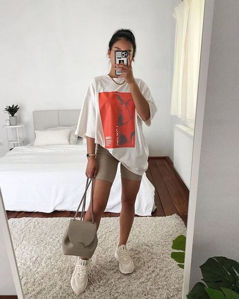 33 Cute Summer Camping Outfits for Women to Try in 2022 Summer Camping Outfits, Camping Outfits For Women, Look Legging, Stylish Summer Outfits, Summer Camping, Camping Outfits, Elegante Casual, Outfit Trends, Summer Outfit Inspiration