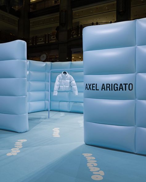 Axel Arigato Puffer Pop-Up, NK Stockholm. Store Aesthetic, Axel Arigato, Retail Store Design, Retail Interior, Environmental Design, Display Design, Purim, Pop Up Stores, Shop Display