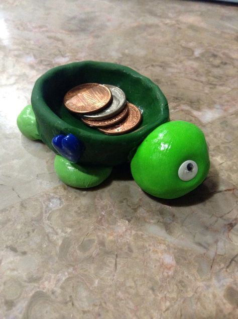 Clay coin holder ( turtle) really cute love it really easy to make might look kinda hard but it's not !!!!!!!!!! Clay Art For Kids, Hard Crafts, Clay Projects For Kids, Clay Turtle, Clay Crafts For Kids, Air Dry Clay Projects, Baking Clay, Desenho Tattoo, Art Disney