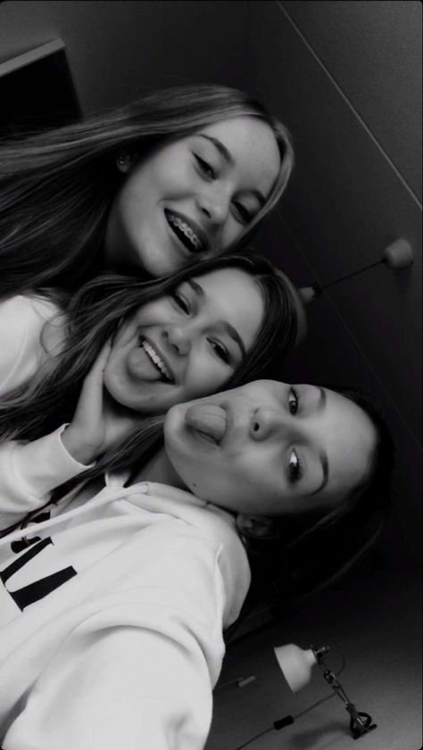 3 Bestfriendgoals Photo Ideas, Trio Sleepover, Group Picture Poses, Bff Poses, Three Girls, Mirror Selfie Poses, Photography Posing Guide, Posing Guide, Cute Friend Photos