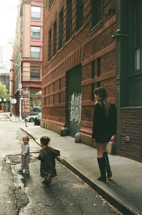 Family Photoshoot House, Downtown Family Session, Nyc Family Photos, City Kids Aesthetic, Nyc Family Photoshoot, Downtown Family Photos, Family Photos City, Family City Photoshoot, Downtown Family Photoshoot