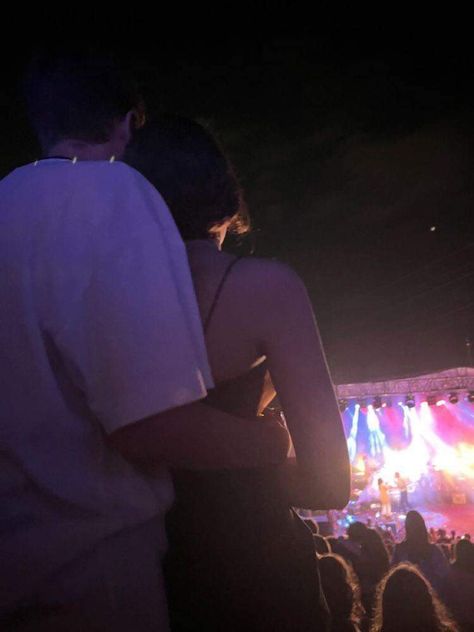 Couple pics in a concert boyfriend girlfriend madly in love weekend concert Ariana Grande Selena Gomez art Cute Couple Aesthetic Faceless, Cute Faceless Couple Pictures, Relationship Aesthetic Faceless, Faceless Couple Aesthetic, Faceless Couple Pictures, Bf Summer, Gf Pictures, Couple Faceless, This Kind Of Love